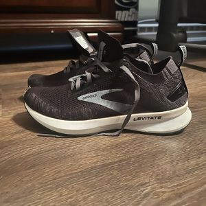 Womens Brooks Levitate Sneakers